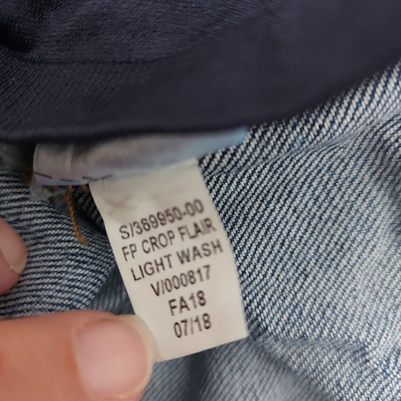 Gap Maternity Full panel crop flare light wash jeans size 32R - Picture 2 of 5
